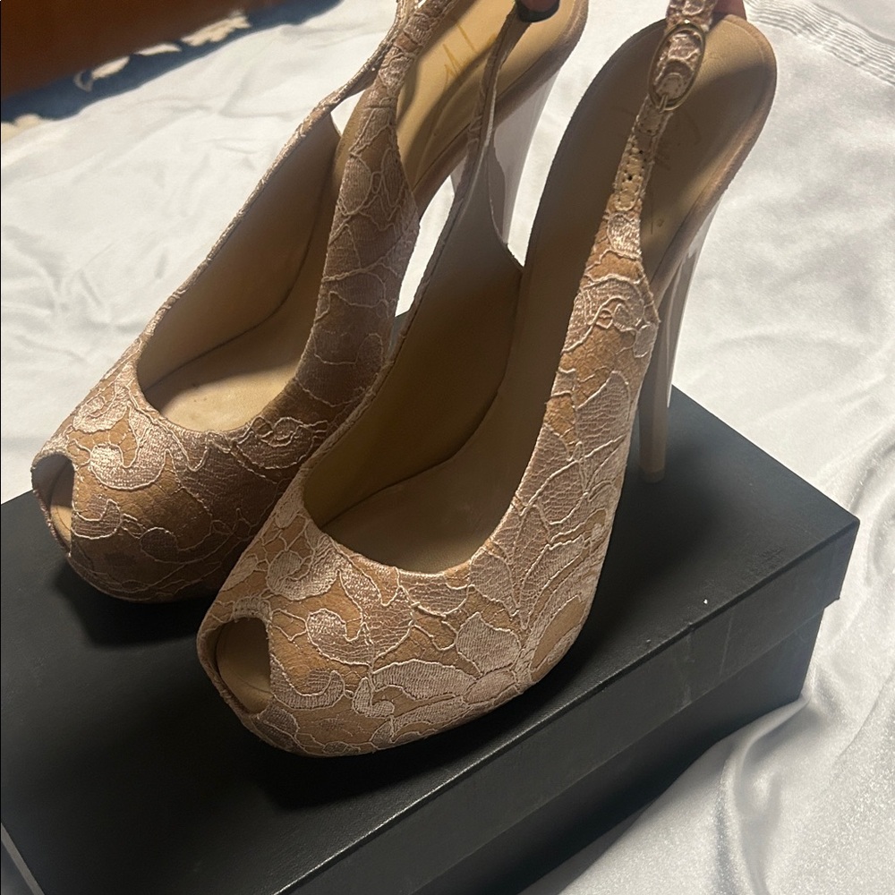 Giuseppe Zanotti Sand\Tan Elegang Lace Peep-Toe Heels